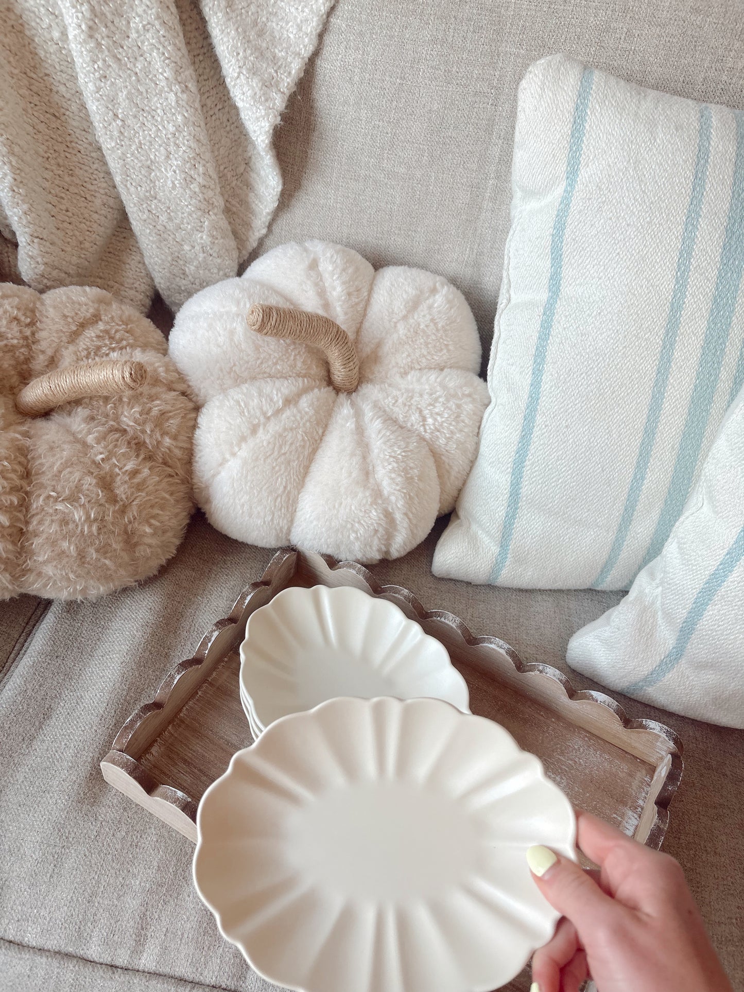 Scalloped appetizer plates (4)- LAST ONE!